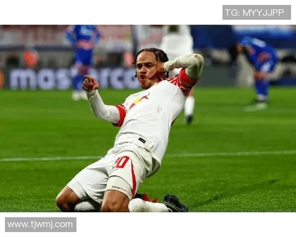 哈维西蒙斯的崛起与挑战：年轻天才如何在足球世界中书写传奇