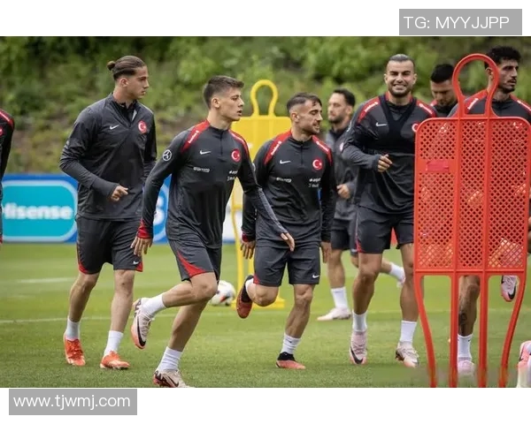 U19土耳其与英格兰激战正酣青少年足球赛场的精彩对决 U19土耳其与英格兰激战正酣青少年足球赛场的精彩对决